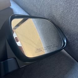 Brand new passenger-side power door mirror for 2008–2013 Toyota Highlander. Non-heated model. Please carefully check the photos, fitment, connector, a