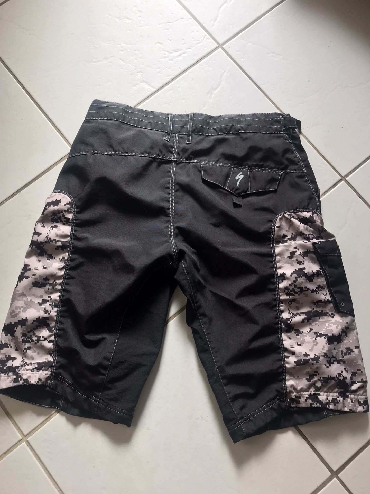 Specialized  camouflage mtb shorts size L