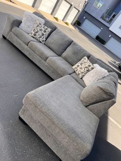 Perfect condition gray Ashley’s sectional couch !!