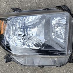 2014 2015 2016 2017 2018 TOYOTA TUNDRA RIGHT PASSENGER HEADLIGHT