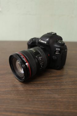 Canon 5D Mark IV + 24 105mm f/4L IS USM Lens Professional Kit