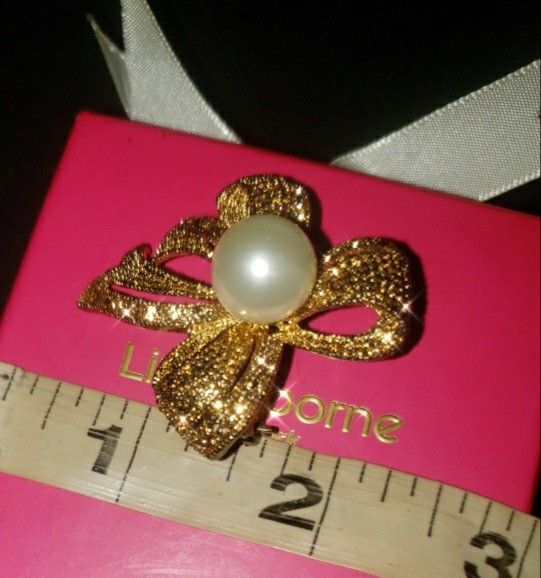 Vintage  Liz Claiborne  large pearl brooch 