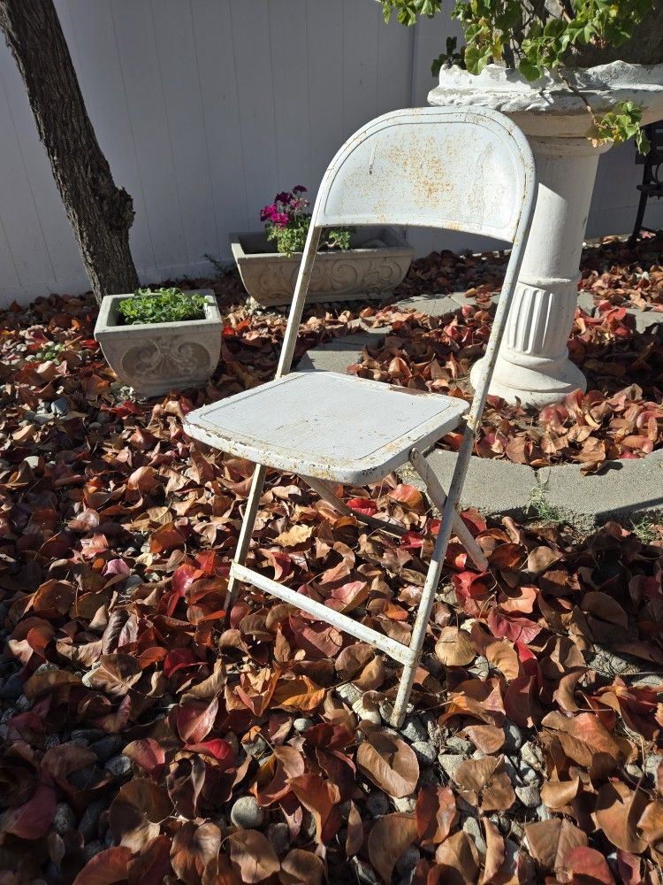 METAL ANTIQUE CHAIR