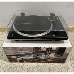 AUDIO TECHNICA AT-LP70X Fully-Automatic BLUETOOTH Turntable Black/Silver  Open box item is new!  This Audio-Technica AT-LP70X turntable is a must-have