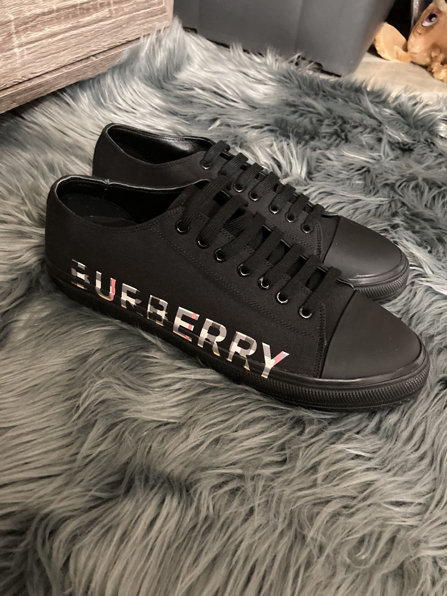 Burberry Woman’s Size 8