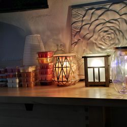Scentsy / Wax Warmers Lot (with lots of wax cubes)