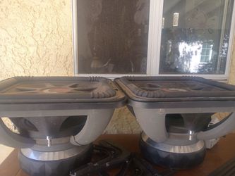 Solo x 18s d4. 5krms each 140pounds each original.  1000$ set. No scratches