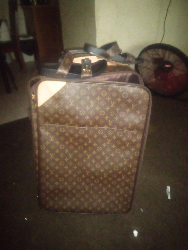 Louis Vuitton Carry On Luggage Bag With Louis Vuitton Slippers 