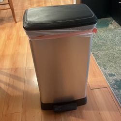 Curver 13 Gal Trash Can 