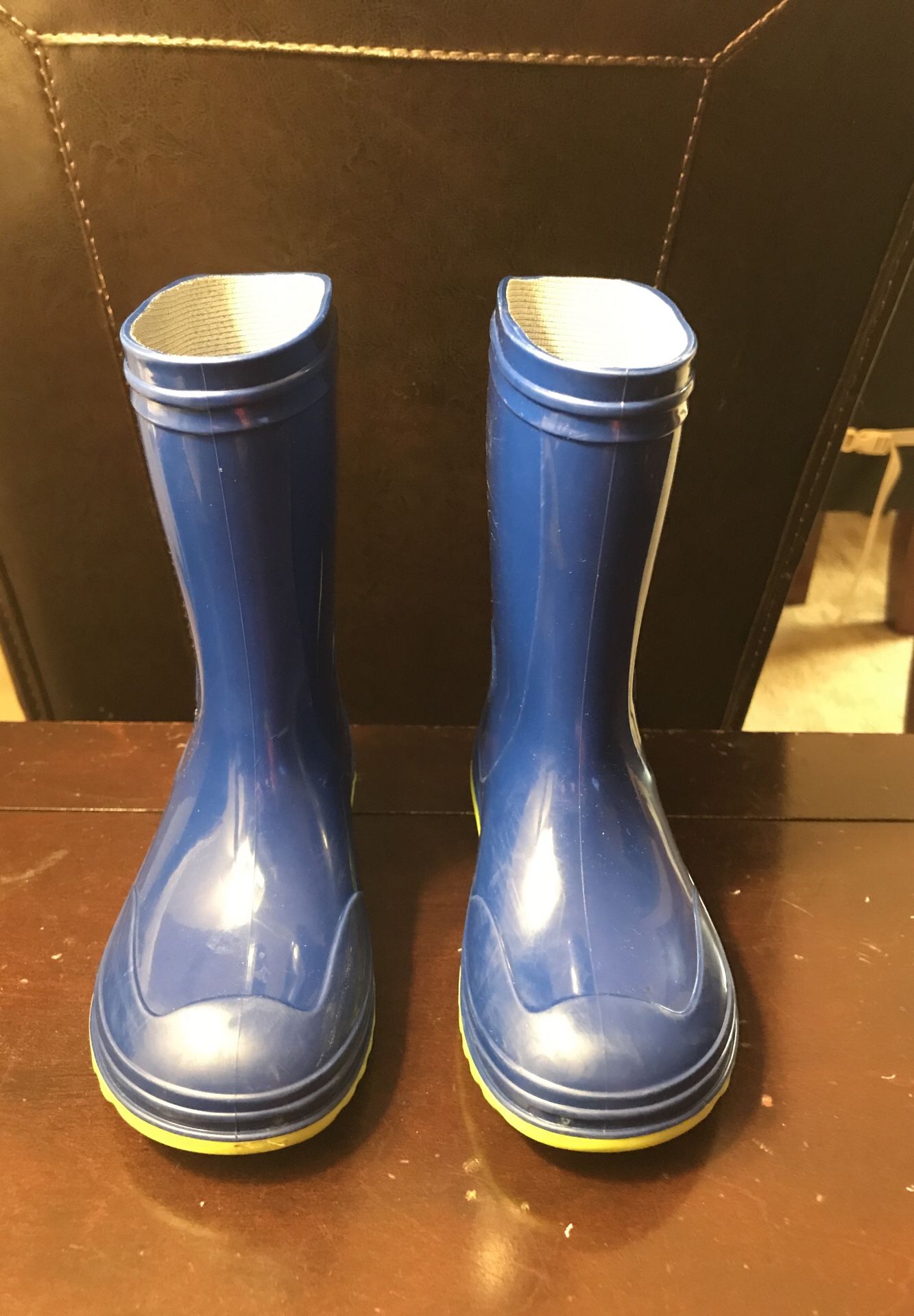 Rain boots kids size 8