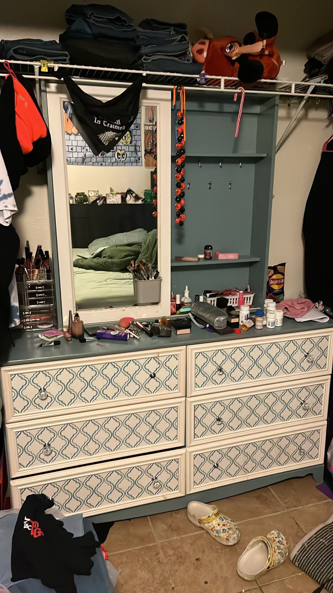 Dresser Vanity With Sliding Mirrors 