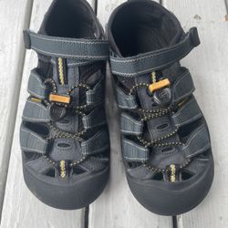 Keen Sandals Size 2 Kids