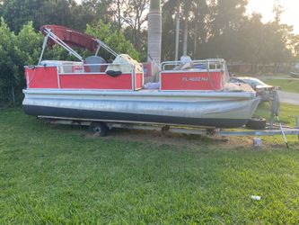 Pontoon boat