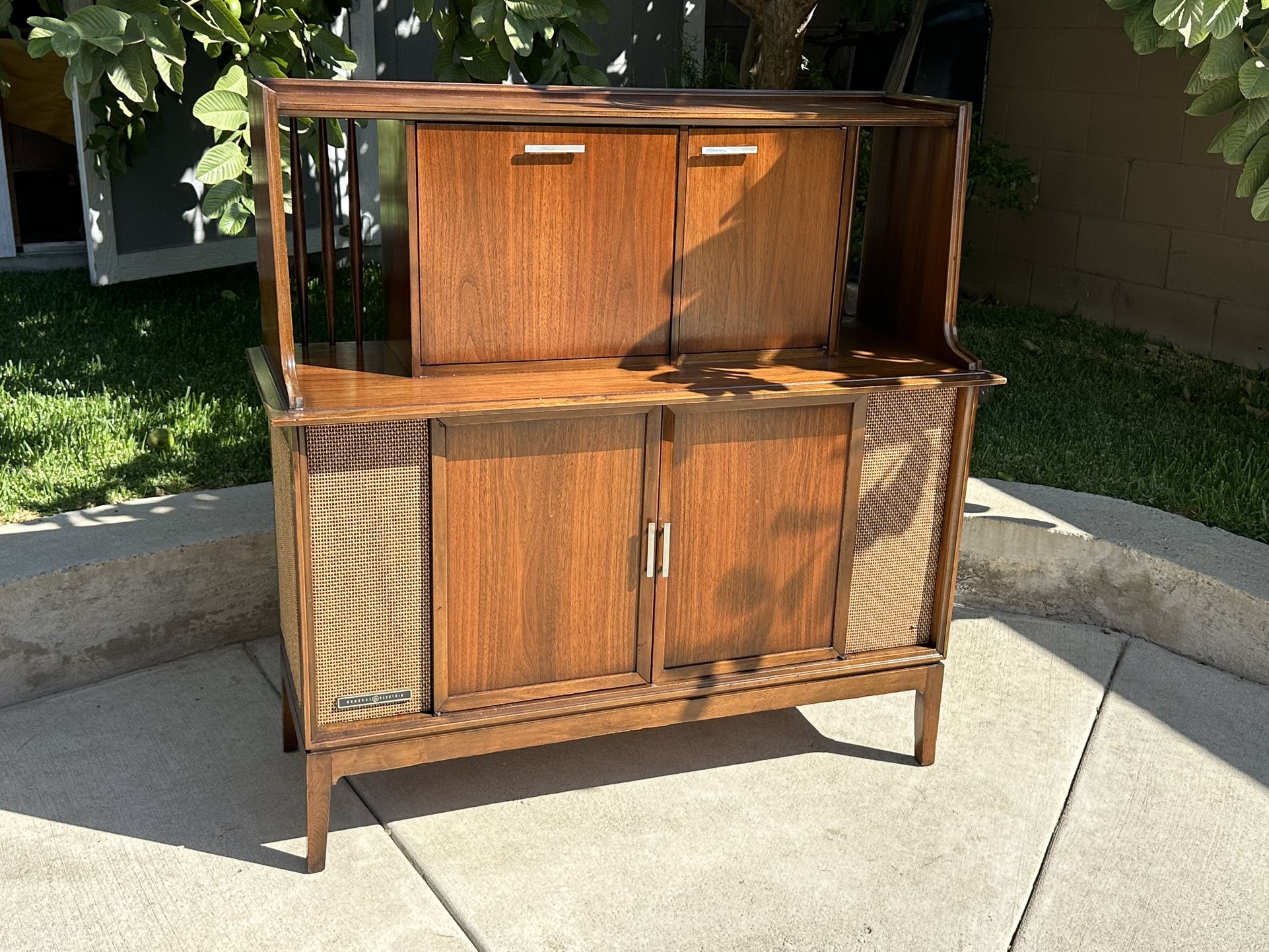 MID CENTURY STEREO Console