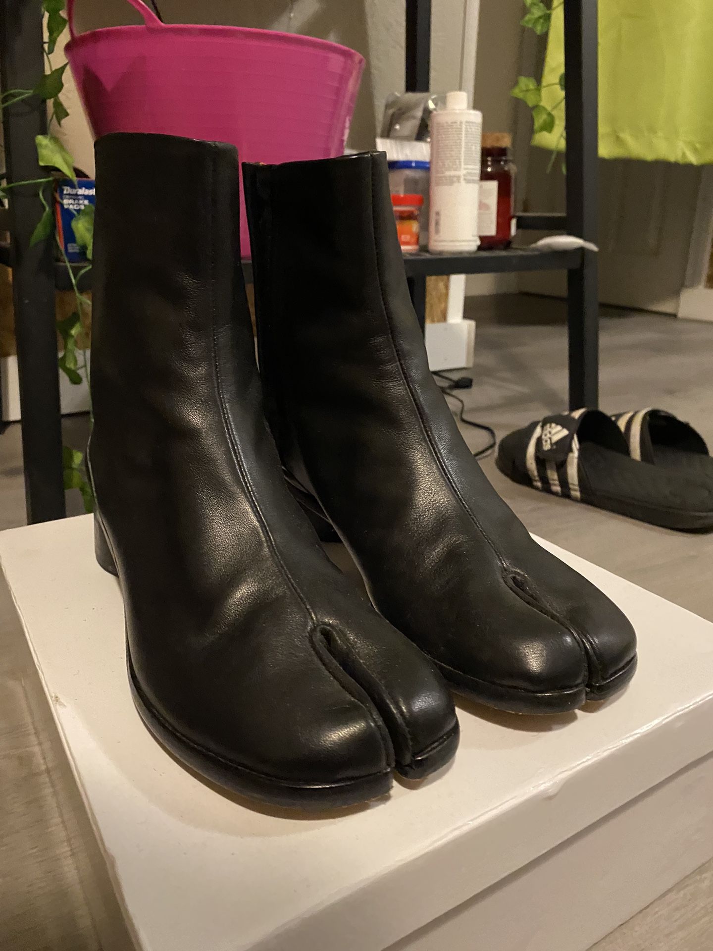 Tabi boots
