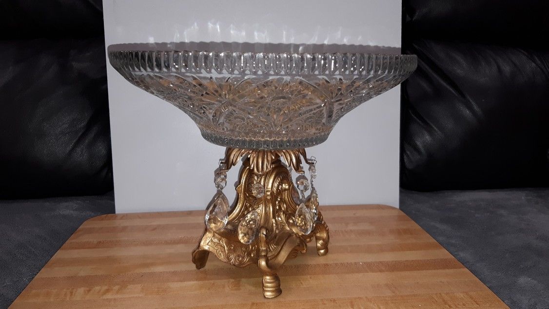 VINTAGE 1950s ACCURATED CASTING ETCHED CRYSTAL FRUIT PLATE DISPLAY, WITH BRASS BASE. WITH 7 DANGLING TEAR DROP CRYSTAL CHARMS.