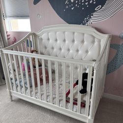 Pottery Barn Blythe Crib- Excellent Condition 