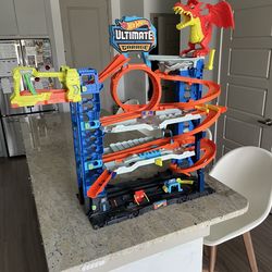 Hot Wheels City Ultimate Garage Playset with 2 Die-Cast Cars, Storage for 50+ Cars Child Age 4-8