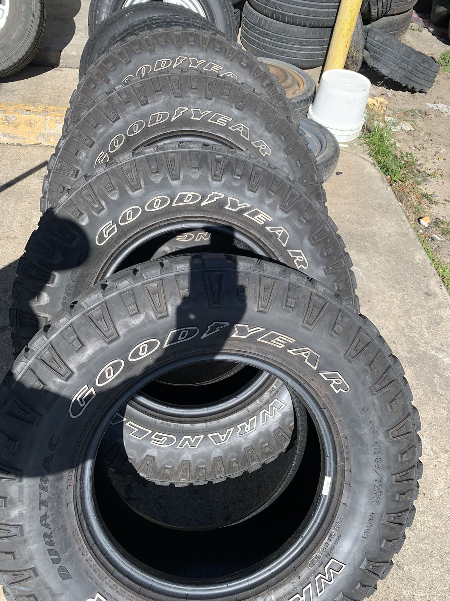 285/70/17” GOODYEAR Wrangler , Like New for Sale in Jacinto City, TX -  OfferUp