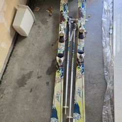 K2 MissDemeanor twin-tip skis