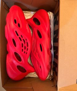 Yeezy Vermillion size 11
