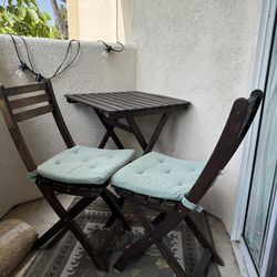 Outdoor table and chairs set