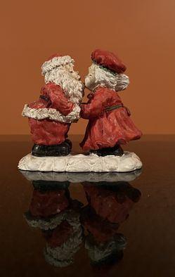Vintage Santa And Mrs. Claus Kissing Figurine Made In China 4”