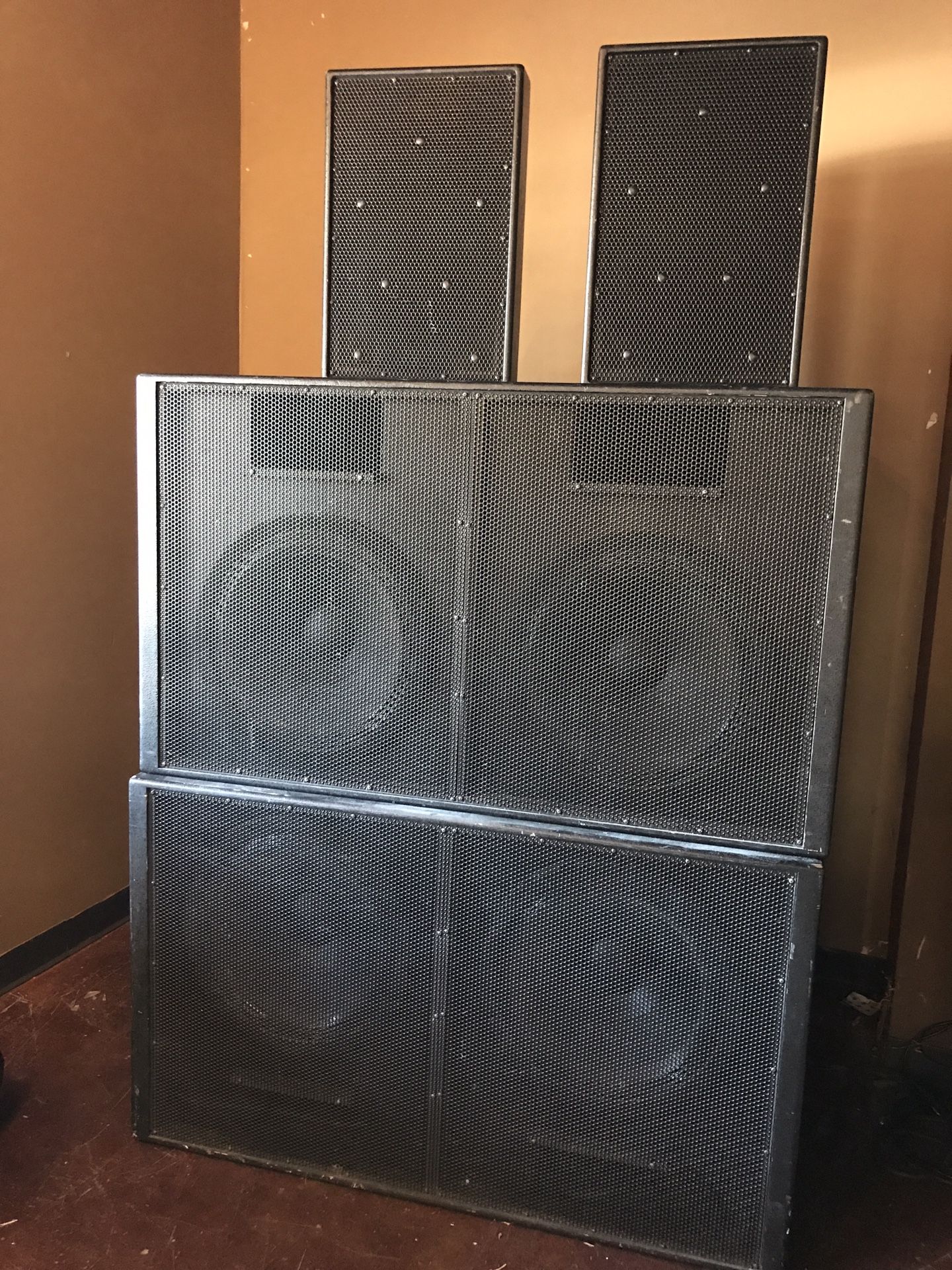 EAW SB-528 subs 4 18” speakers PRO