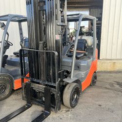 2,019 QUAD MAST TOYOTA PROPANE FORKLIFT 