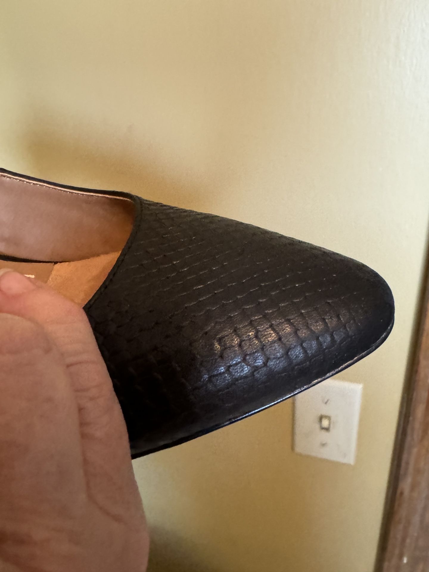 Vionic - Black snake Pumps