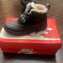 NEW - Nike Chukka 2 Fur Lined Boots(Black)