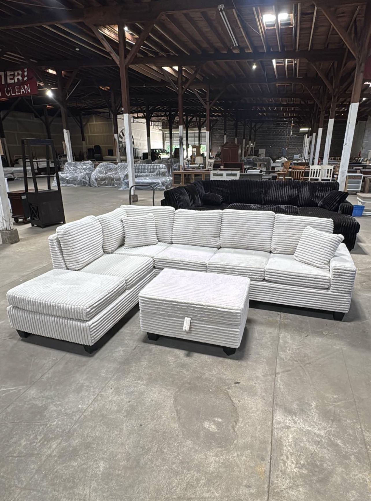 4th Of July Sale! 🇺🇸🇺🇸 Sectional & Free Storage Ottoman