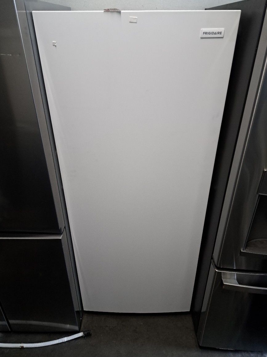 Refrigerator's new never use auto box.May have scratches or dents