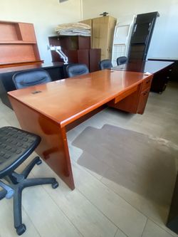 Wood executive desk 3’x6’ cherry sale!