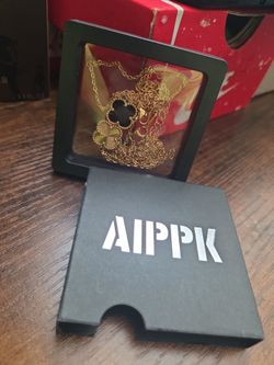 AIPPK clover motif necklace