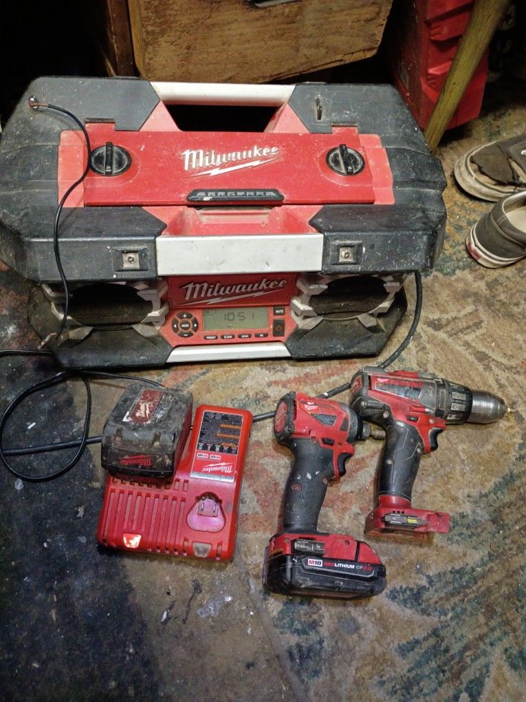Milwaukee Drill, Impact, Radio