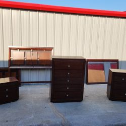 Beautifull Queen Size Bedroom Set With Light Up LED Headboard Light3 Dressers And  A Mirror