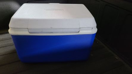 Rubbermaid Medium Size Cooler