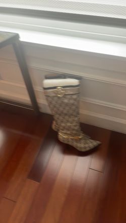 Roca Wear Boots,https://offerup.com/redirect/?o=c2l6ZTguTmV3.