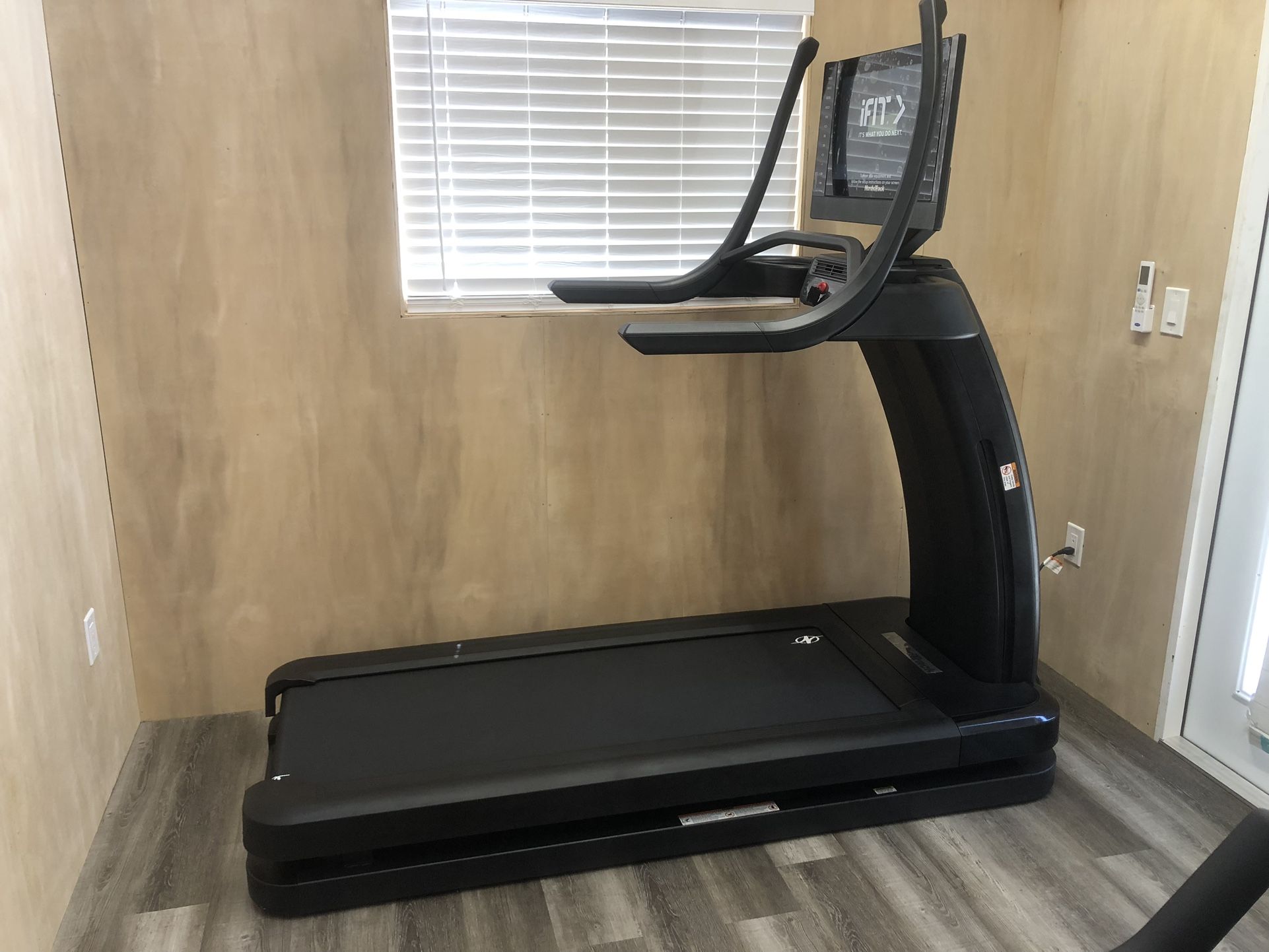 Nordic Track Treadmill *barley Used *