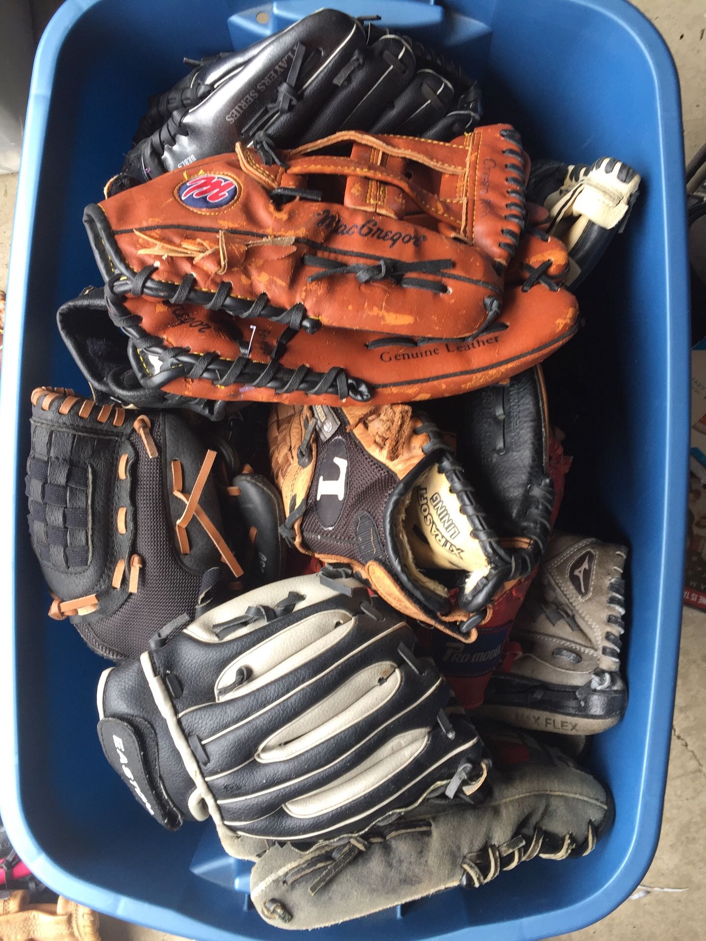 Baseball and softball gloves