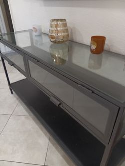 Glass display entry table