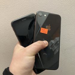 Factory Unlocked Iphone 8 64 gb comes with store warranty 