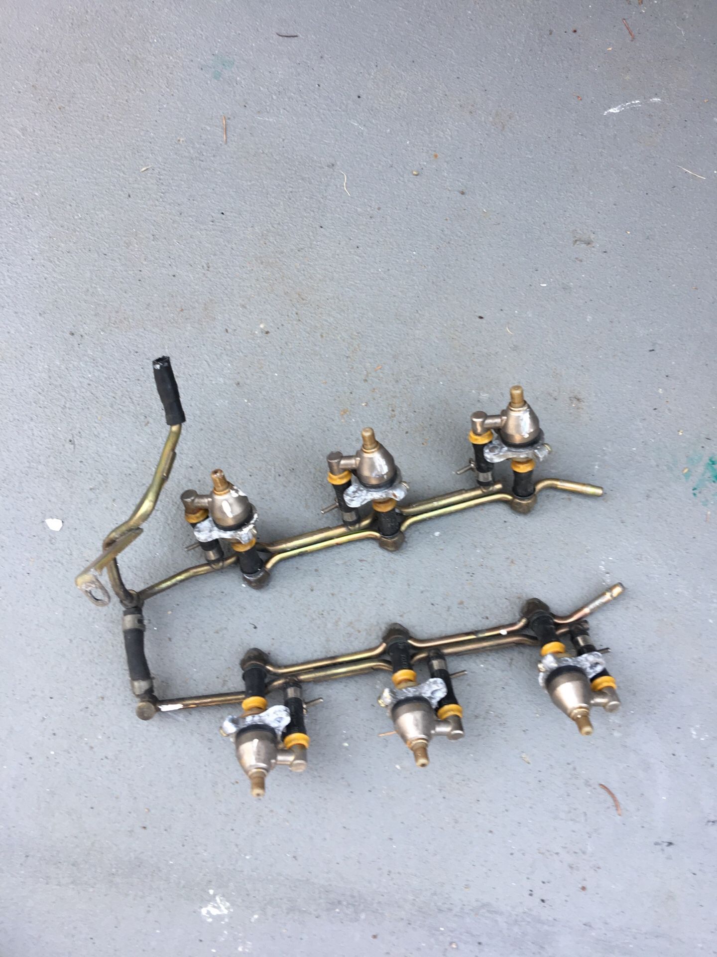 1980s Nissan v 6 injectors and rail