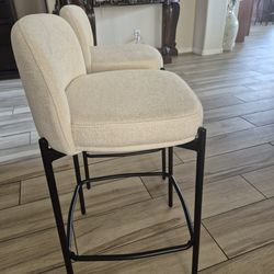 2 bar Stools 24" great condition