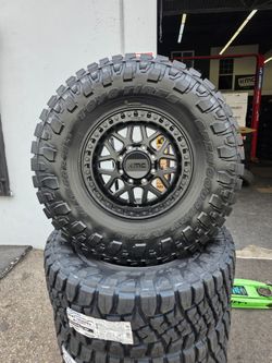 18" KMC w- 38" Toyo RT Pro 38x13.50R18