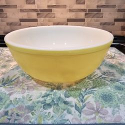 Vintage Pyrex Yellow #404