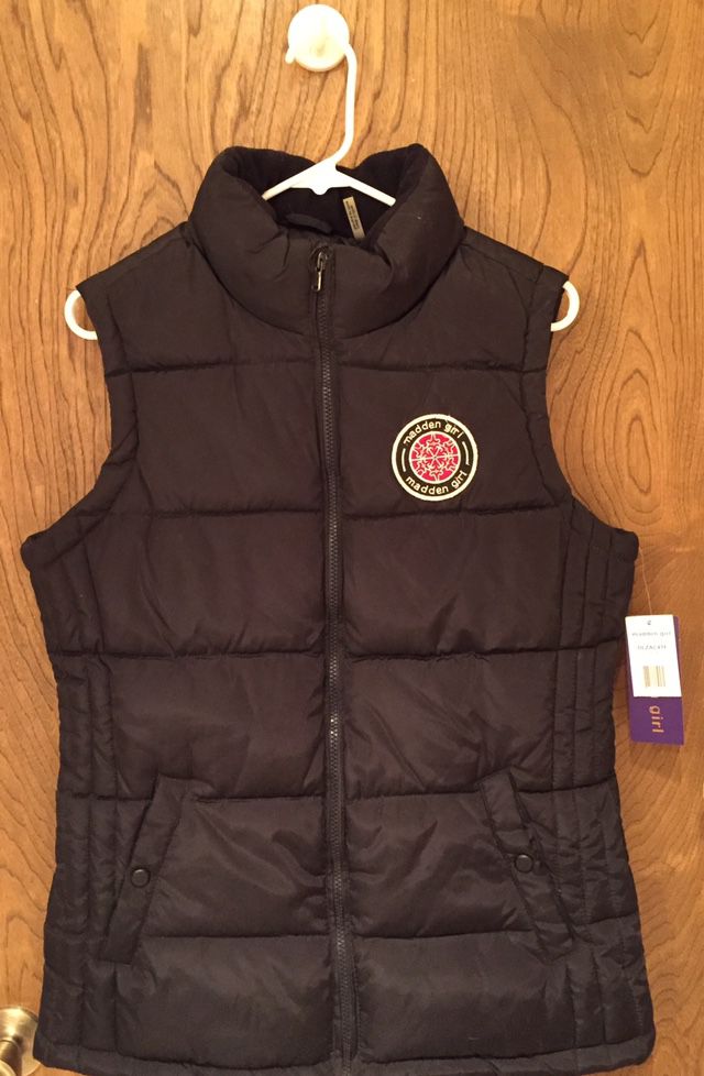 MADDEN GIRL Puffer Vest. Women’s Black Quilted Sleeveless Collared Jacket. Size Medium. New With Tags 