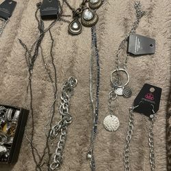 A lot of Paparazzi jewelry come look