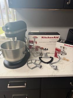7 qt KitchenAid Stand Mixer with Attachments